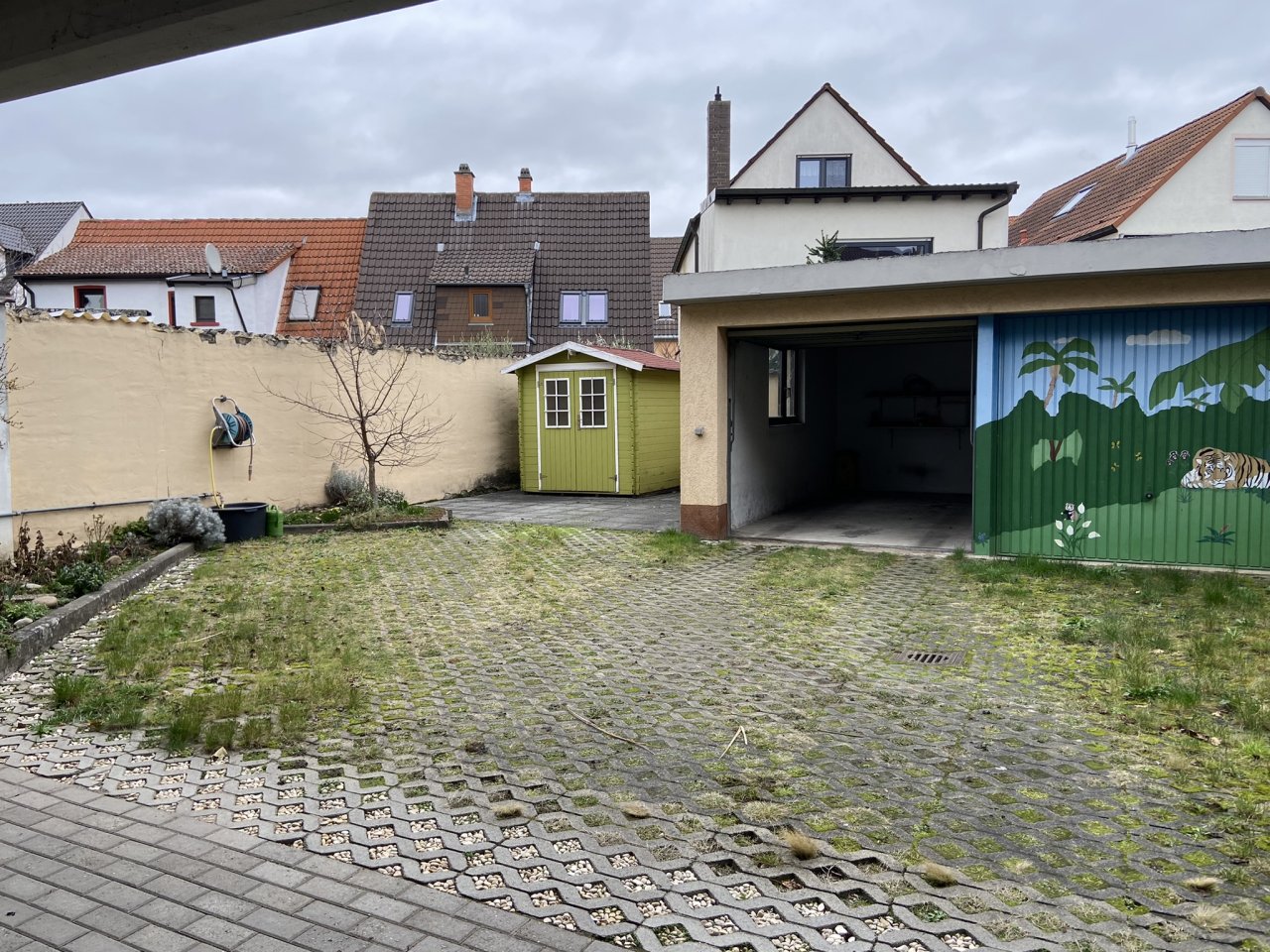 Garten und Garage