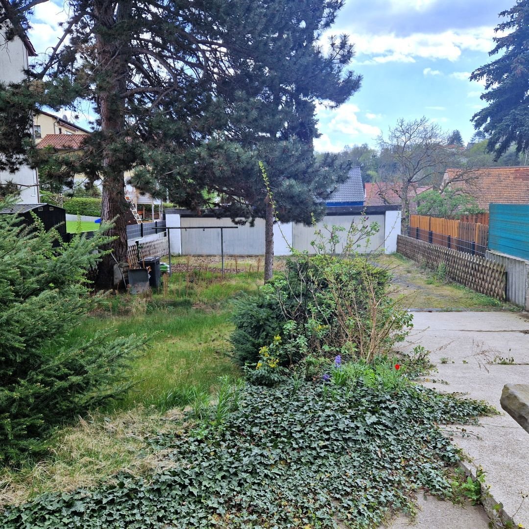 Garten mit Garagen